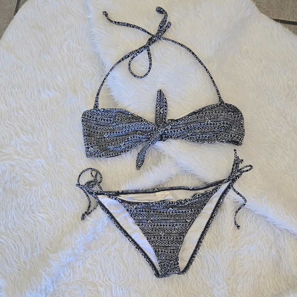 Roxy Bikini Set - Size Large
Stylish black & white geometric print